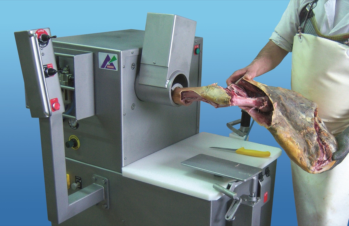 Deshuesadora F-1 con jamón sujeto para su procesado