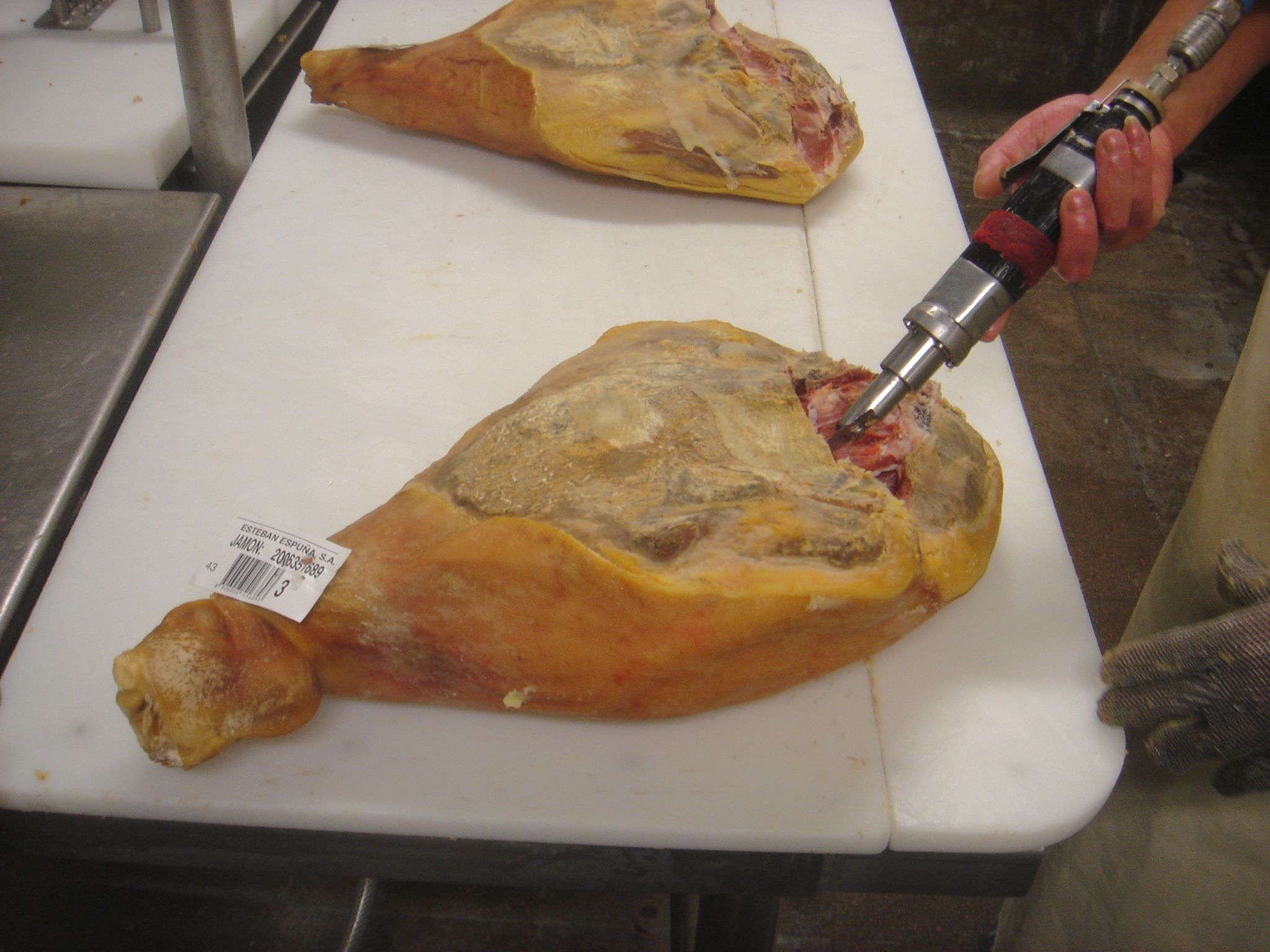 Cuchillo FCB en uso sobre un jamón