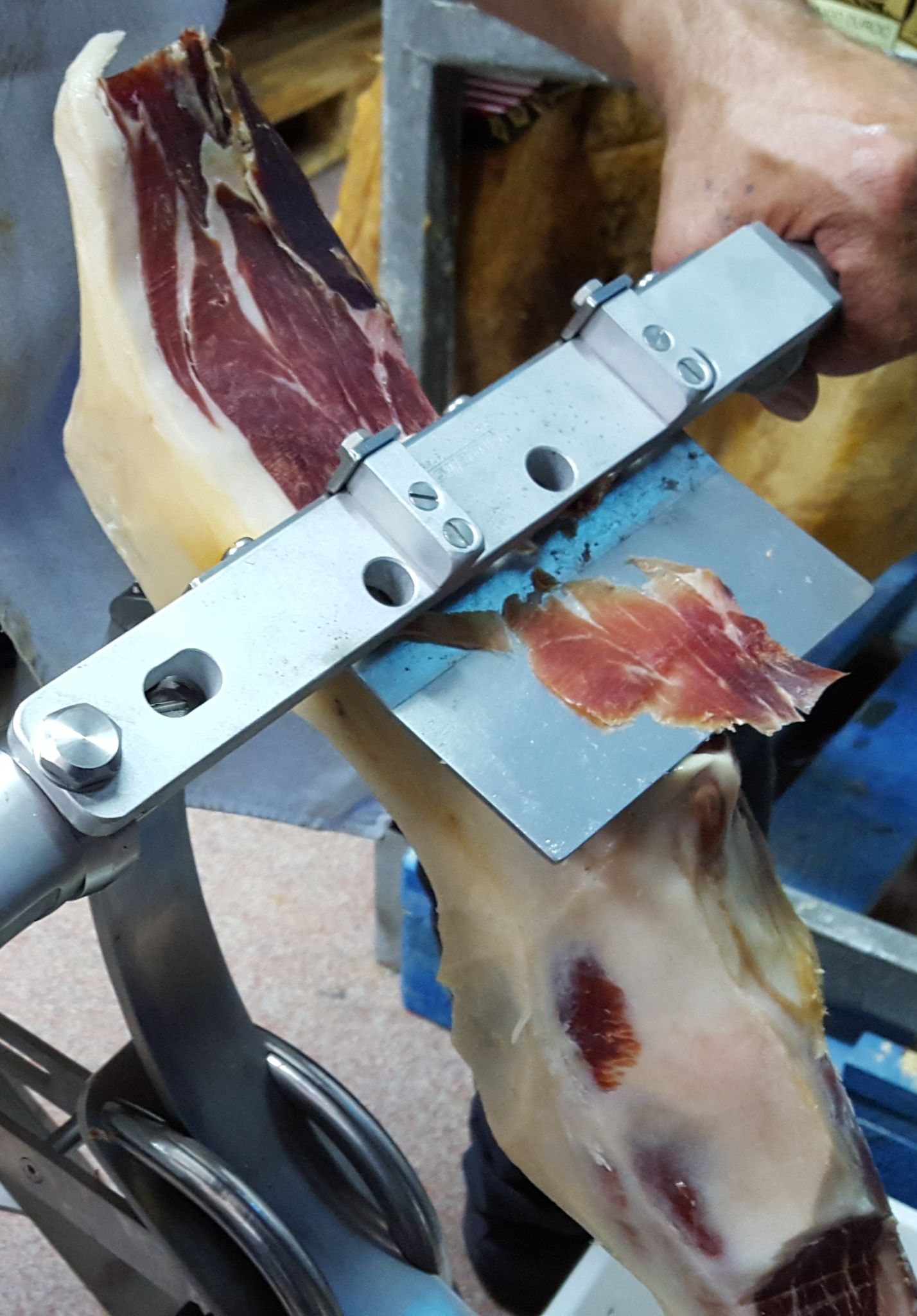 Cuchillo FCN cortando una loncha de jamón