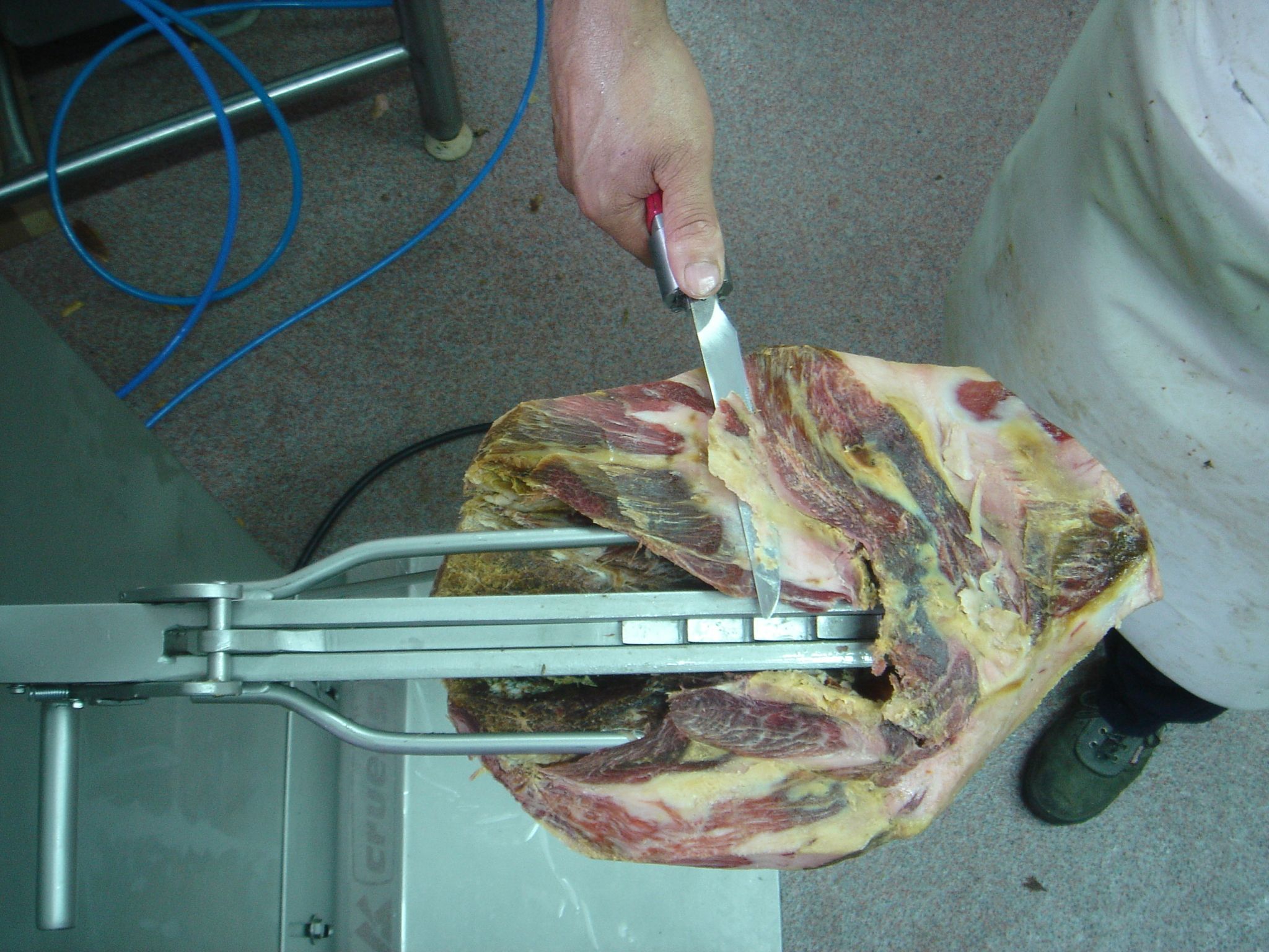 Cuchillo neumático HC descarnando un jamón