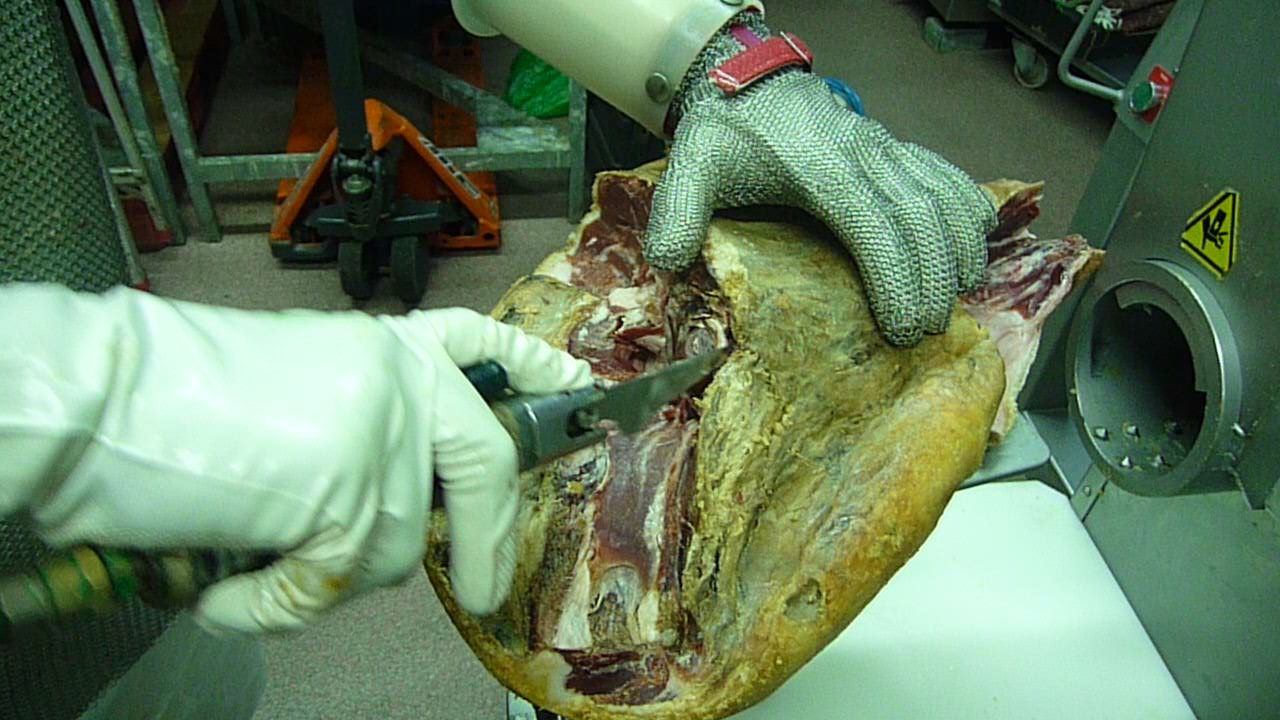 Detalle del corte de la bola del fémur con el FCB