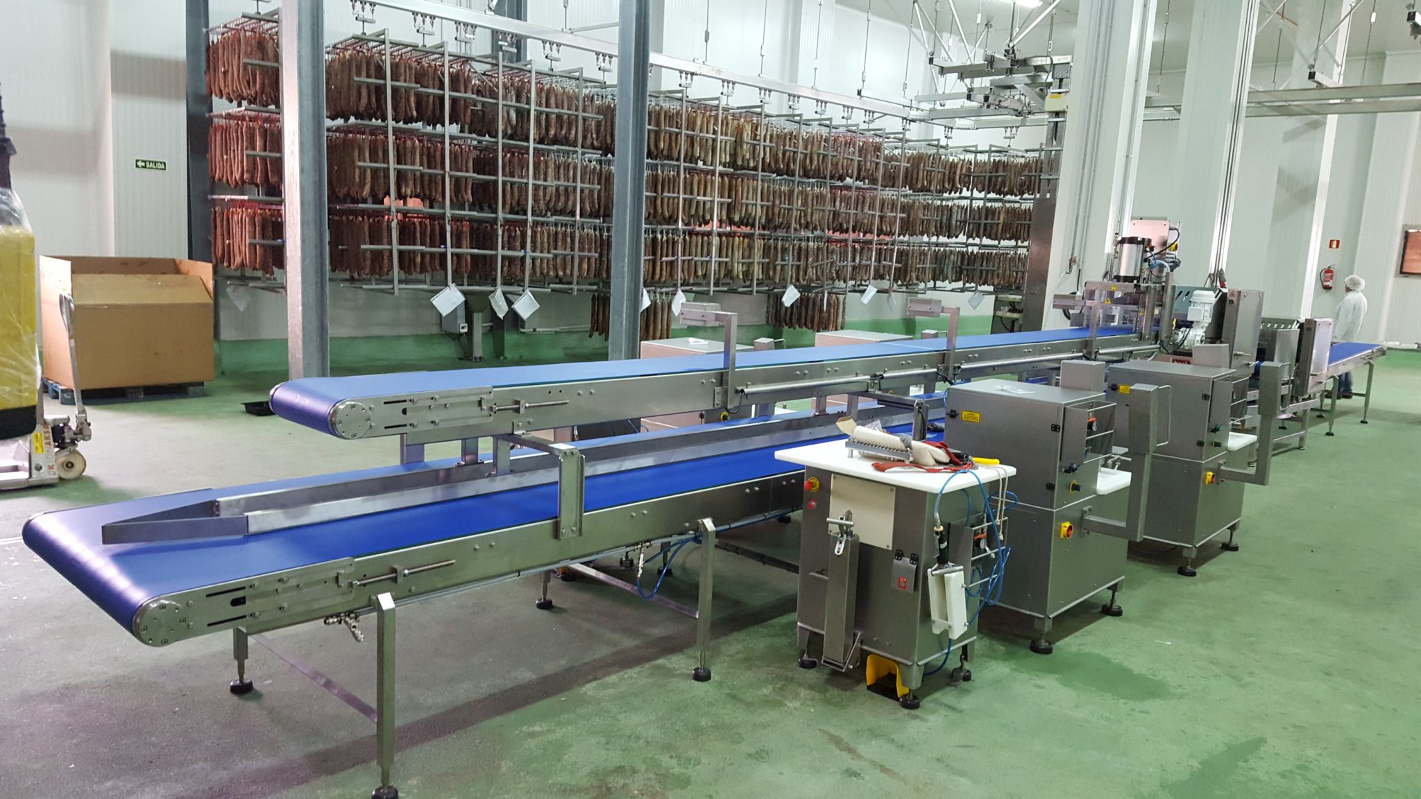 Cinta de salida de la línea CB-501/2PE con prensa y extractor