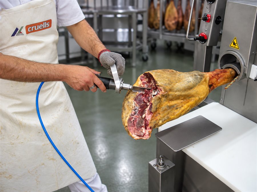 Gubiadora neumática FG en uso sobre un jamón